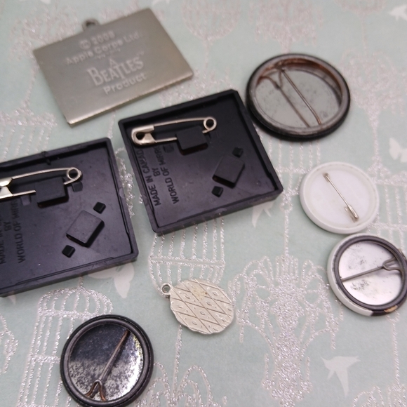 🎄🎄Vintage Beatles Memorabilia Pins Buttons Charm - Picture 2 of 5